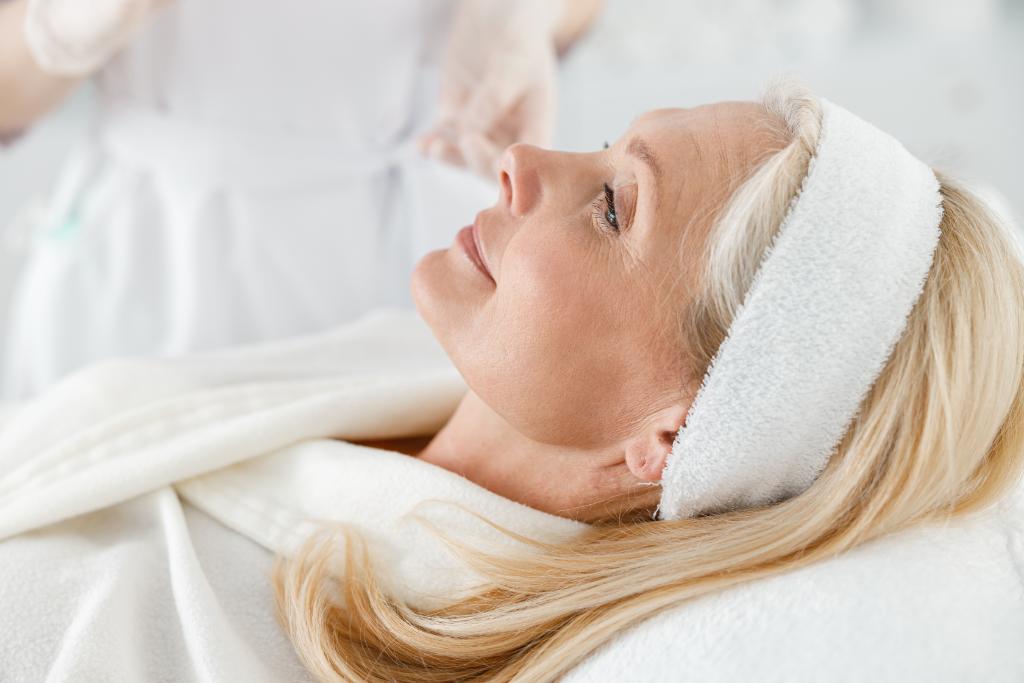 mujer recibiendo tratamiento de ondas de choque