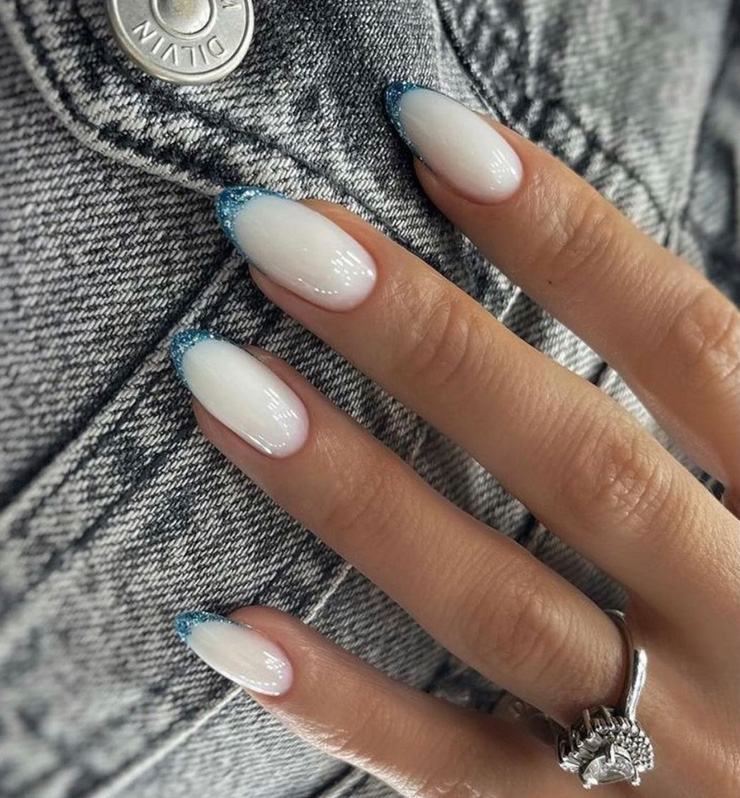 manicura francesa azul