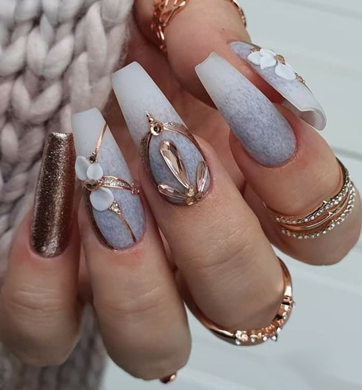 manicura en relieve gris elegante